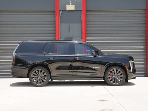 Used 2025 Cadillac Escalade V AWD/4WD image 6