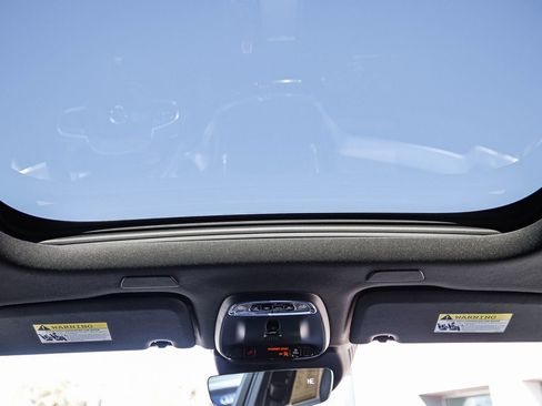 Used 2018 Volvo XC60 T8 R-Design w/ Convenience Package image 18