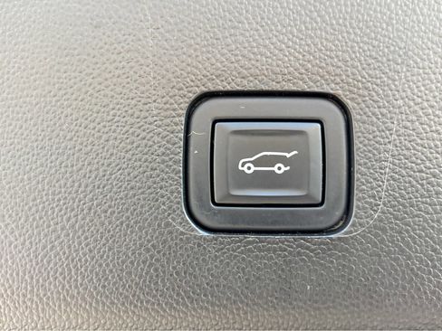 Used 2022 Chevrolet Traverse Premier w/ Redline Edition image 32