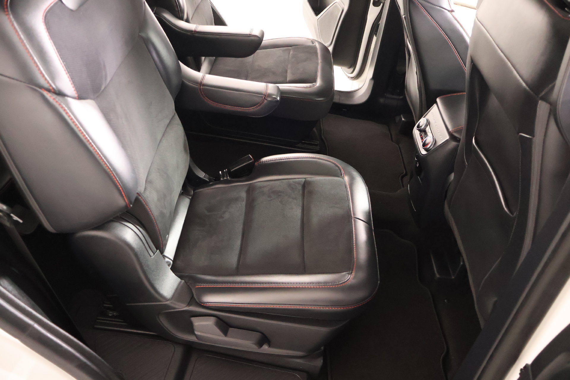 Used 2025 Ford Explorer ST AWD/4WD image 15