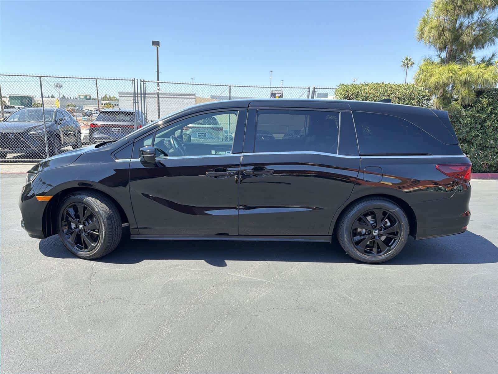 Used 2023 Honda Odyssey Sport image 3