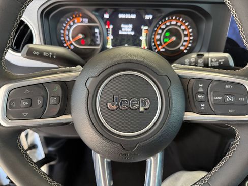 Used 2025 Jeep Wrangler Sahara image 27