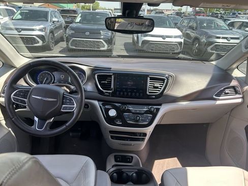 Used 2017 Chrysler Pacifica Touring-L Plus FWD image 9