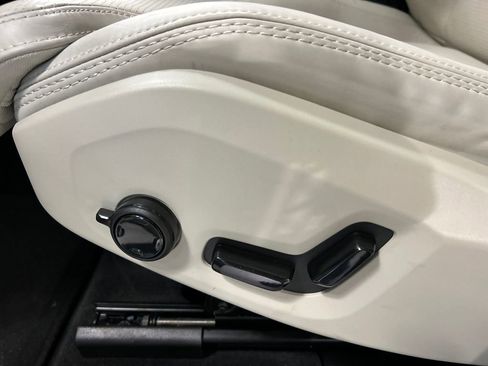 Certified 2025 Volvo XC60 B5 Ultra AWD/4WD image 11