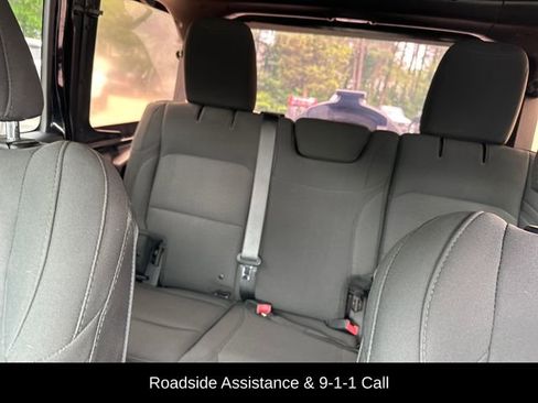 Used 2018 Jeep Wrangler Unlimited Sahara AWD/4WD image 17
