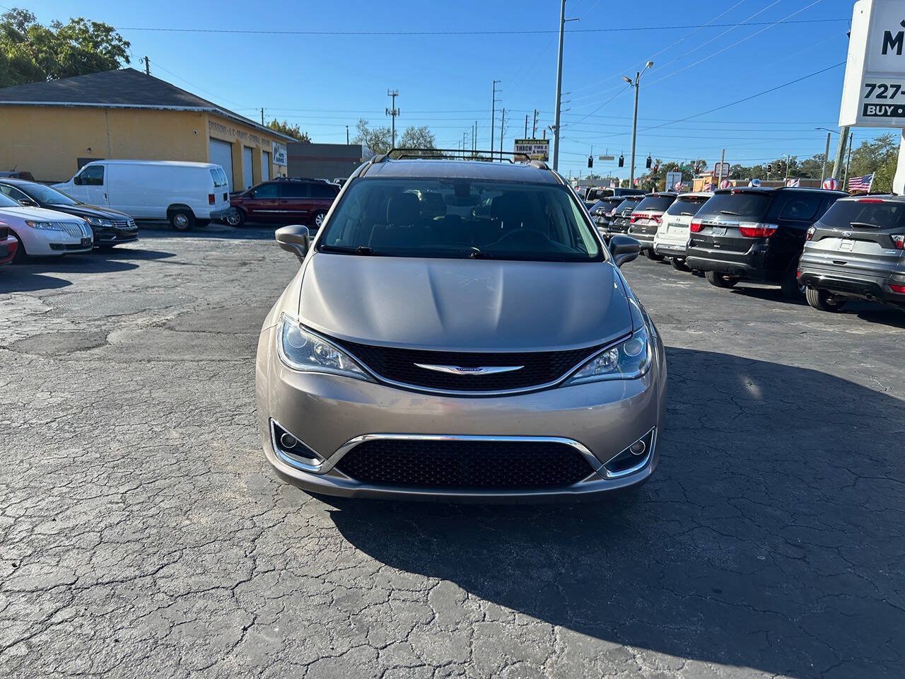 Used 2018 Chrysler Pacifica Touring Plus FWD image 2