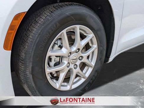 Certified 2024 Chrysler Pacifica Touring-L image 31