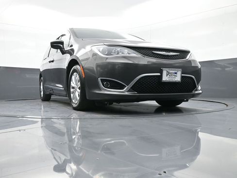 Used 2017 Chrysler Pacifica Touring-L image 28