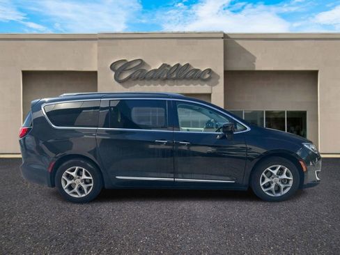 Used 2020 Chrysler Pacifica Touring-L w/ Tire & Wheel Group image 2