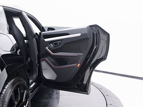 Used 2022 Lamborghini Urus image 31