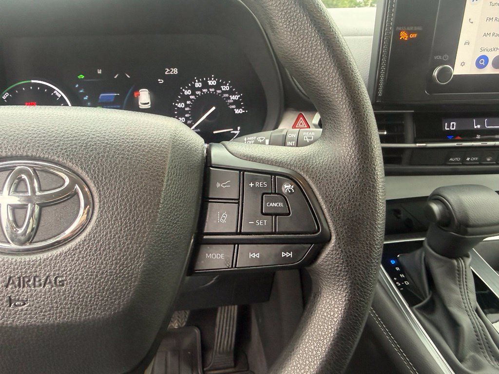 Used 2025 Toyota Sienna LE AWD/4WD image 17