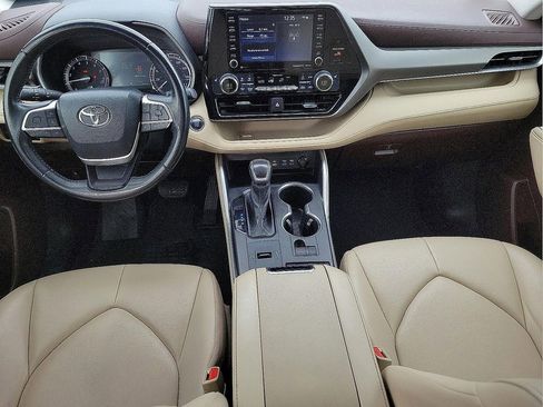 Used 2022 Toyota Highlander XLE FWD image 10