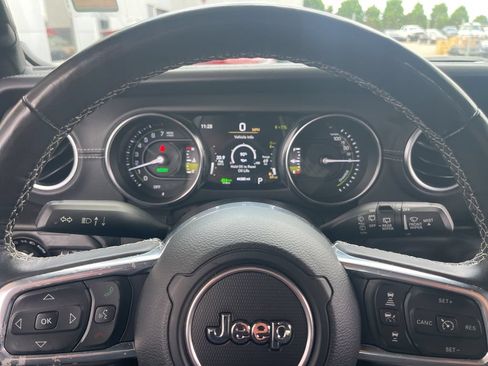 Used 2022 Jeep Wrangler Unlimited Sahara w/ Cold Weather Group AWD/4WD image 15