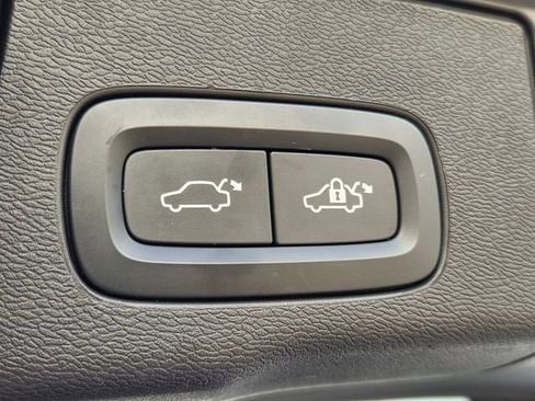 Certified 2024 Volvo XC60 B5 Plus AWD/4WD image 18