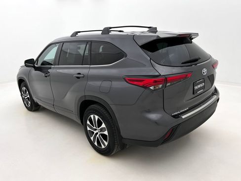 Used 2023 Toyota Highlander XLE image 9