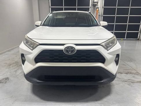 Used 2019 Toyota RAV4 XLE w/ Convenience Package FWD image 2