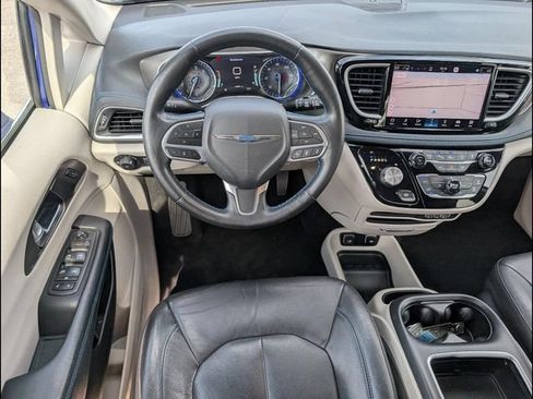 Used 2021 Chrysler Pacifica Touring-L w/ Premium & Safety Sphere Group FWD image 8
