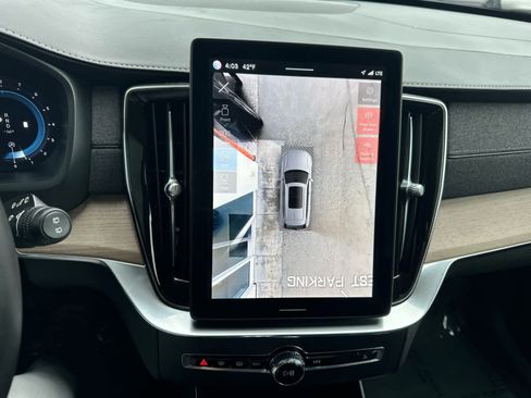 Certified 2025 Volvo XC90 B6 Plus image 22