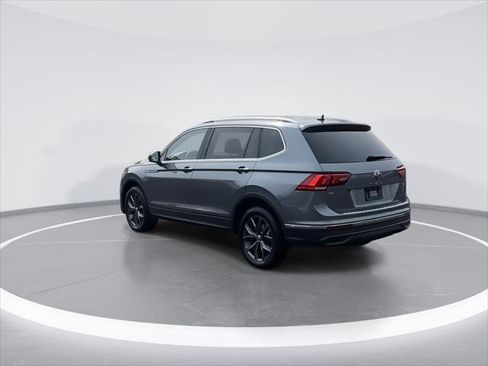 Used 2022 Volkswagen Tiguan SE w/ Panoramic Sunroof Package image 6