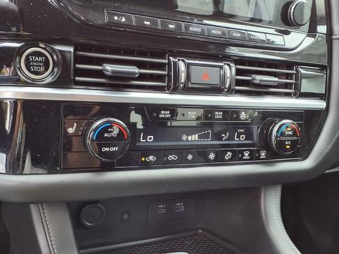 Used 2024 Nissan Pathfinder SL FWD image 7