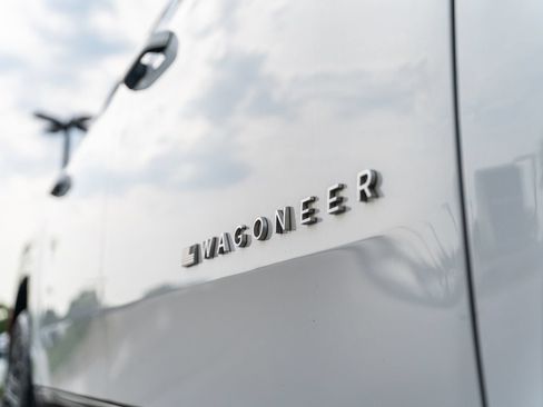 Used 2024 Jeep Wagoneer L Series II w/ Flexible Seating Group RWD image 11