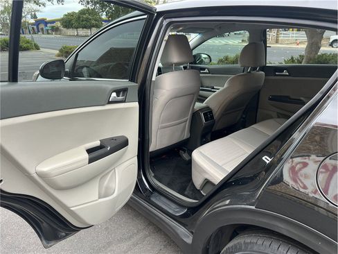 Used 2018 Kia Sportage LX AWD/4WD image 16