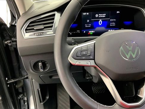 Used 2022 Volkswagen Tiguan SE w/ Panoramic Sunroof Package image 18