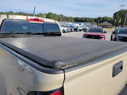 Used 2022 Chevrolet Colorado ZR2 image 11