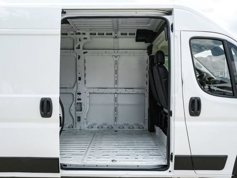 Used 2024 RAM ProMaster 2500 w/ Convenience Group FWD image 34