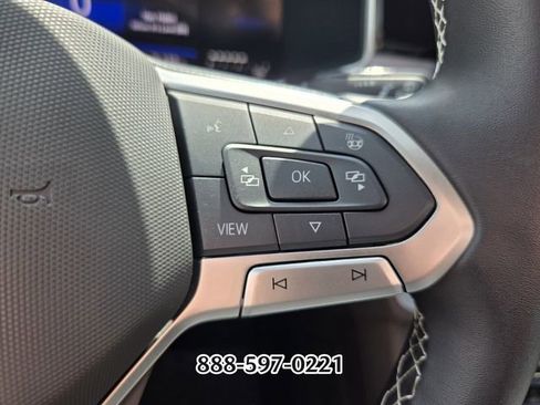Used 2025 Volkswagen Taos SE FWD image 27
