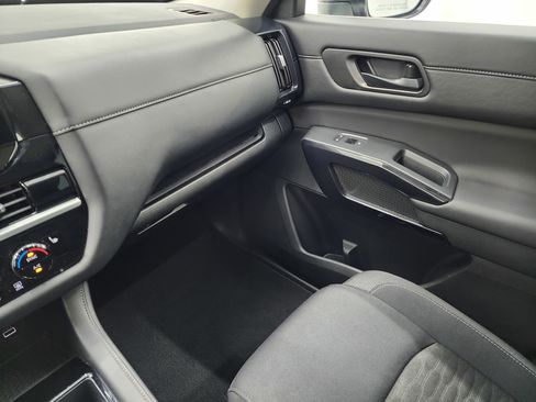 Used 2025 Nissan Pathfinder SV image 13