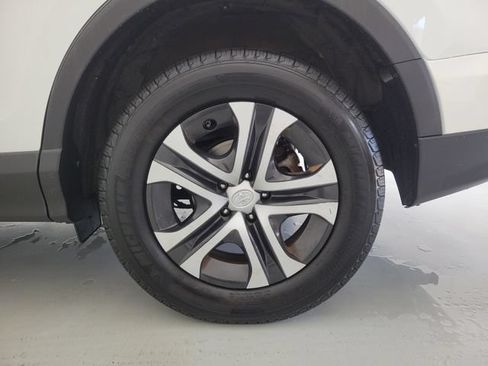 Used 2018 Toyota RAV4 LE AWD/4WD image 12
