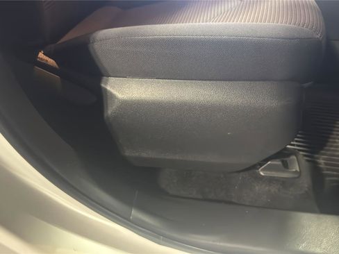 Used 2023 Toyota Highlander LE image 24