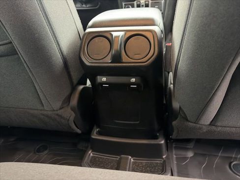 Used 2024 Jeep Wrangler Unlimited image 11