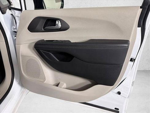 Used 2024 Chrysler Pacifica Touring-L FWD image 14