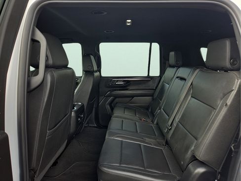 Used 2025 Chevrolet Suburban LT AWD/4WD image 11