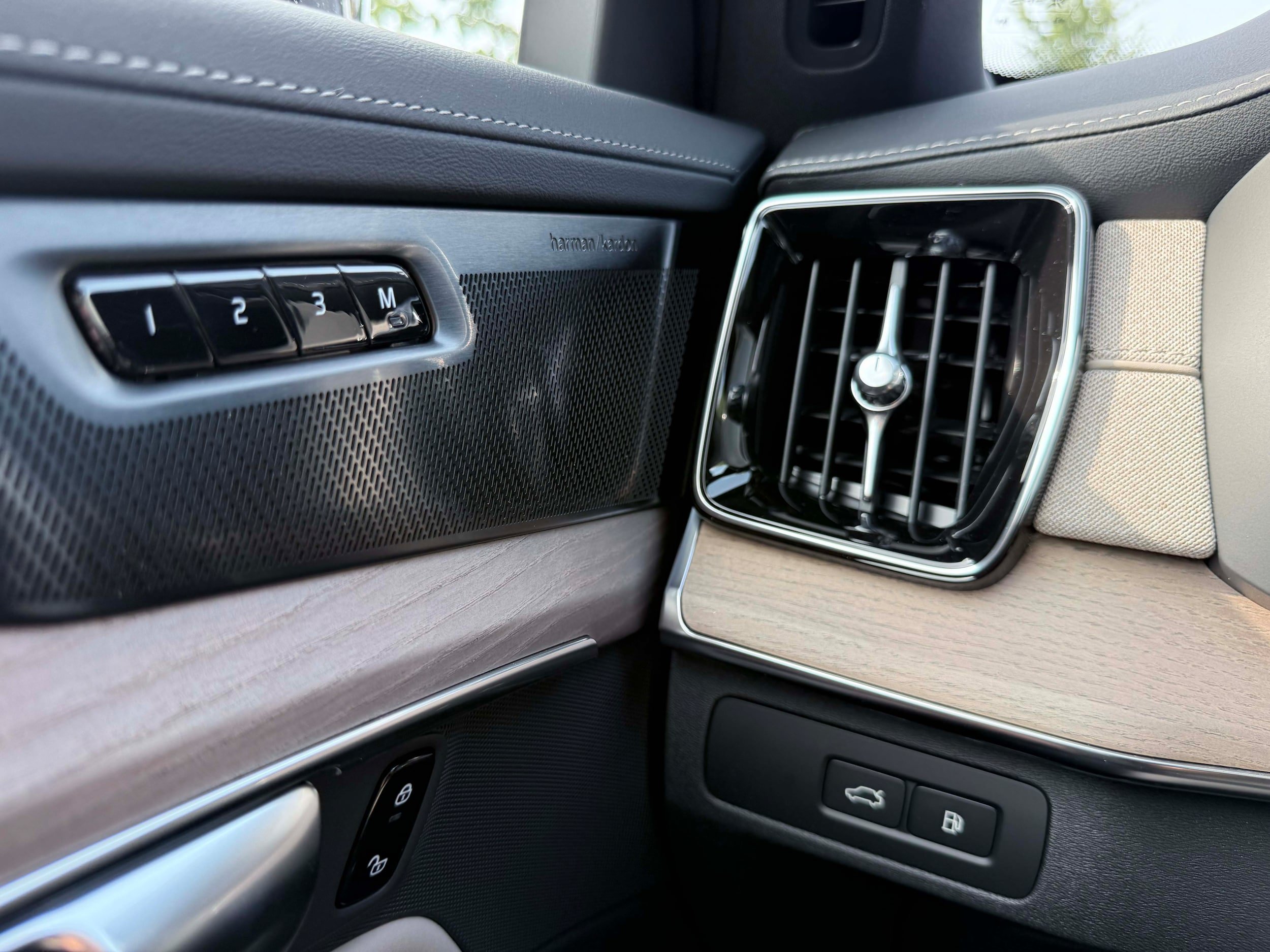 New 2026 Volvo XC90 T8 Ultra w/ Protection Package Premier AWD/4WD image 19