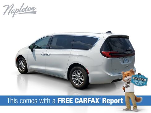 Used 2023 Chrysler Pacifica Touring-L FWD image 3