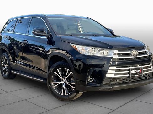 Used 2019 Toyota Highlander LE FWD image 3
