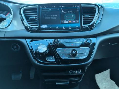 Used 2025 Chrysler Pacifica Select image 20