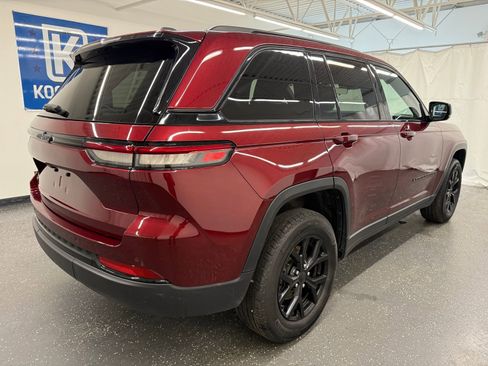 Used 2025 Jeep Grand Cherokee Altitude AWD/4WD image 2