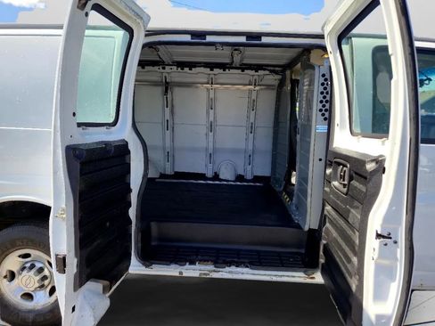 Used 2017 Chevrolet Express 2500 RWD image 32
