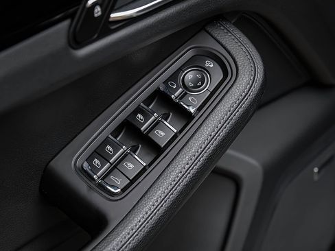 Used 2024 Porsche Macan AWD/4WD image 59