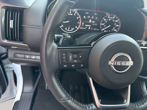 Used 2025 Nissan Pathfinder SL AWD/4WD image 16