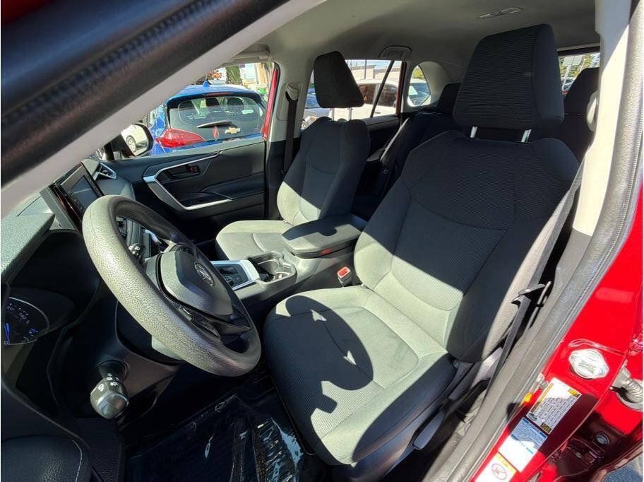 Used 2019 Toyota RAV4 LE w/ Carpet Mat Package AWD/4WD image 18