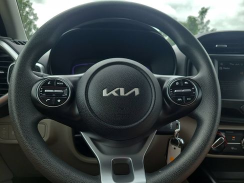 Used 2025 Kia Soul LX w/ LX Technology Package FWD image 23
