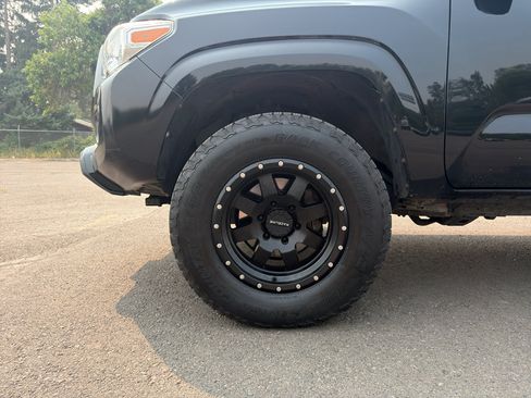 Used 2018 Toyota Tacoma SR AWD/4WD image 6