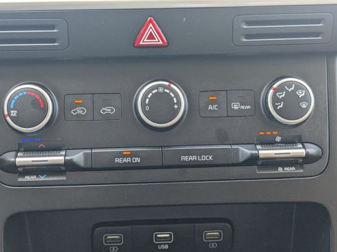 Used 2022 Kia Carnival LX FWD image 26