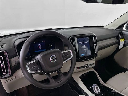 Used 2025 Volvo XC40 B5 Plus w/ Protection Package Premier image 10