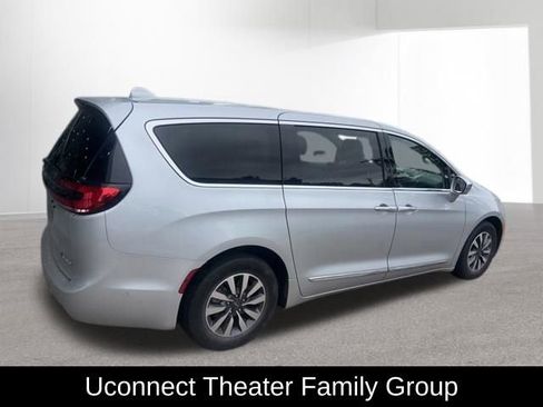 Used 2022 Chrysler Pacifica Limited w/ Uconnect Theater Family Group FWD image 6